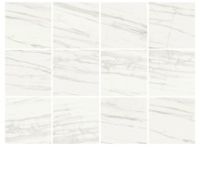 Viaceré biele dlaždice s mramorovým vzhľadom.