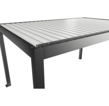 Detailný pohľad na moderný altánok s kovovou strechou a rámom