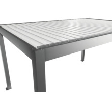 Detailný pohľad na hliníkové zastrešenie terasy s lamelami