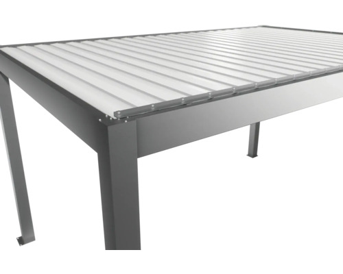 Detailný pohľad na hliníkové zastrešenie terasy s lamelami