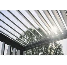 Detailný záber pergoly s nastaviteľnými lamelami na reguláciu dopadu svetla