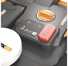 Detailný pohľad na robotickú kosačku s ovládacím panelom, tlačidlom stop a gombíkom na nastavenie času