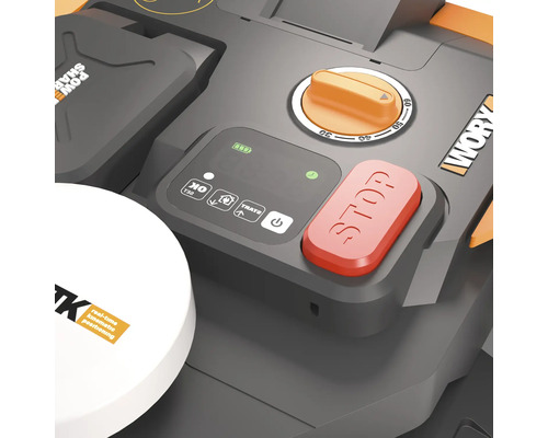 Detailný pohľad na robotickú kosačku s ovládacím panelom, tlačidlom stop a gombíkom na nastavenie času