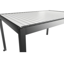 Detailný pohľad na sivé zastrešenie terasy s lamelovou strechou.