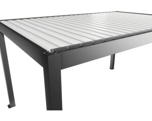 Detailný pohľad na sivé zastrešenie terasy s lamelovou strechou.