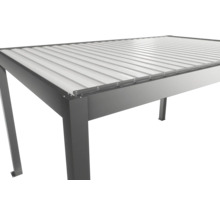 Detailný pohľad na terasové zastrešenie s hliníkovým rámom a lamelovou strechou