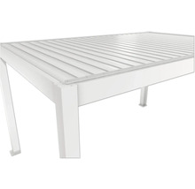 Detailný pohľad na biely záhradný altánok s lamelovou strechou