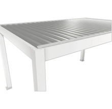 Detailný pohľad na altánok s kovovou mriežkovou strechou a bielymi podperami