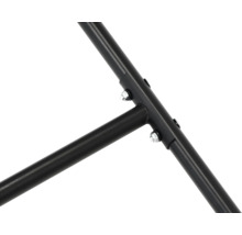 Detailný záber kovového rámu upevneného skrutkami.