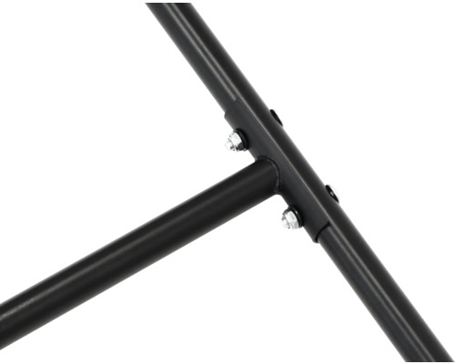 Detailný záber kovového rámu upevneného skrutkami.