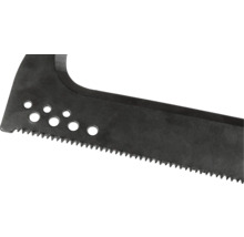 Detailný pohľad na kovový pílový list so zúbkovaným okrajom a niekoľkými otvormi.