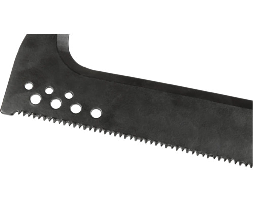 Detailný pohľad na kovový pílový list so zúbkovaným okrajom a niekoľkými otvormi.