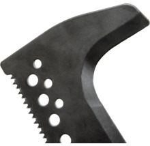 Detailný záber krompáča so zúbkovaným okrajom a otvormi