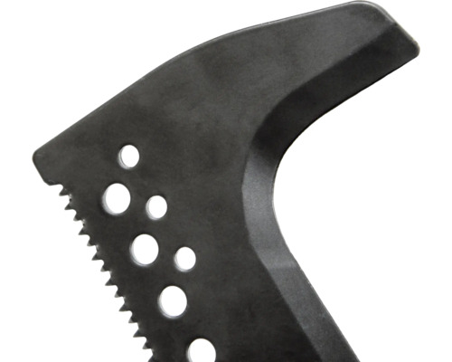 Detailný záber krompáča so zúbkovaným okrajom a otvormi