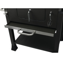 Detailný pohľad na čierny gril na drevené uhlie s úložným priestorom