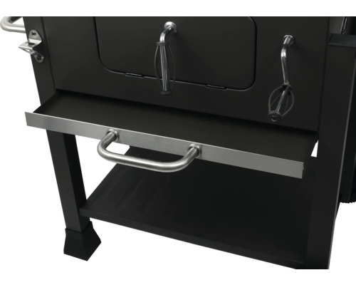 Detailný pohľad na čierny gril na drevené uhlie s úložným priestorom