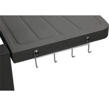 Detailný pohľad na grilovaciu stanicu s lištou na háčiky