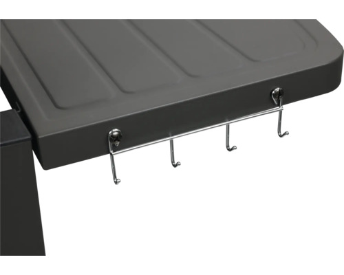 Detailný pohľad na grilovaciu stanicu s lištou na háčiky