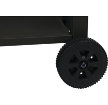 Detailný pohľad na grilovací vozík s čiernym kolieskom.