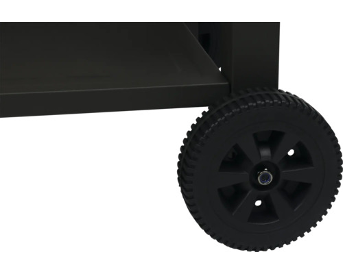 Detailný pohľad na grilovací vozík s čiernym kolieskom.