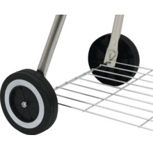 Detailný pohľad na kolieska a odkladací rošt grilovacieho vozíka.