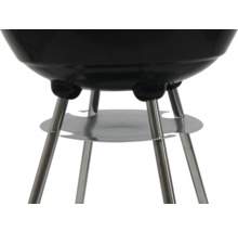 Detailný pohľad na okrúhly gril s nohami a odkladacou plochou.