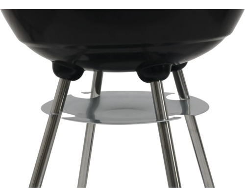 Detailný pohľad na okrúhly gril s nohami a odkladacou plochou.