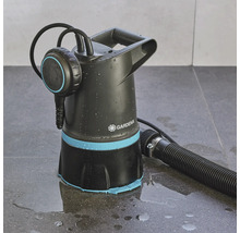 Ponorné kalové čerpadlo Gardena s hadicou na dlaždenej ploche