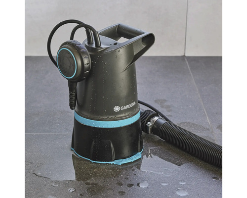 Ponorné kalové čerpadlo Gardena s hadicou na dlaždenej ploche