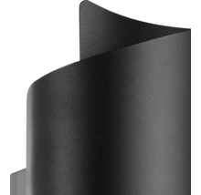 Detailný záber na zakrivené čierne nástenné svietidlo