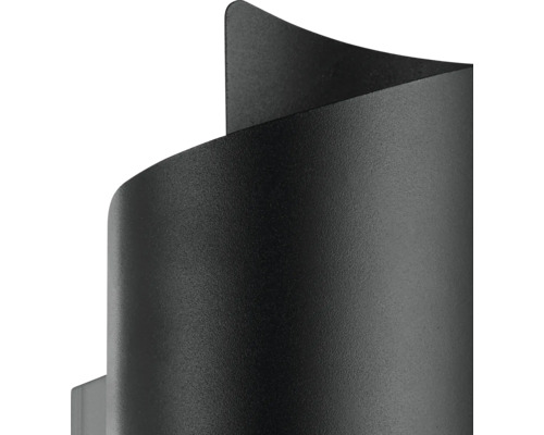 Detailný záber na zakrivené čierne nástenné svietidlo