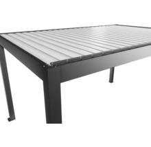 Detailný pohľad na terasové zastrešenie s lamelovou strechou