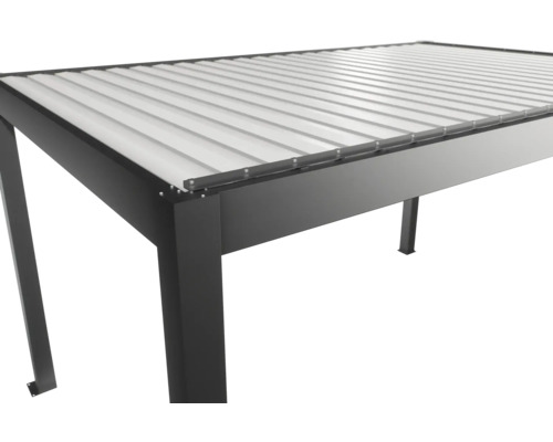 Detailný pohľad na terasové zastrešenie s lamelovou strechou