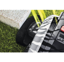 Detailný pohľad na robotickú kosačku s funkciou kosenia okrajov, kefou, displejom a ovládacím panelom