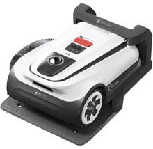 Robotická kosačka na trávu na nabíjacej stanici