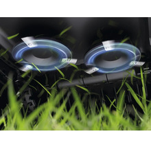 Detail záberu funkcie kosenia kosačky na trávu s rotujúcimi nožmi