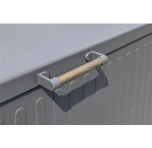 Detailný pohľad na sivý úložný box s drevenou rukoväťou