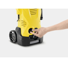 Detail vysokotlakového čističa Kärcher s rukou na uzávere