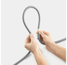 Sivú hadicu držia dve ruky.