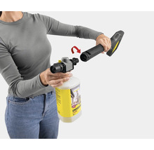 Osoba pripevňuje penový rozprašovač k pištoli vysokotlakového čističa Kärcher s univerzálnym čistiacim prostriedkom.