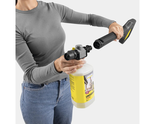 Žena montuje penový rozprašovač na trysku Kärcher s fľašou univerzálneho čističa.