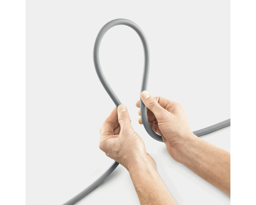 Sivá zavlažovacia hadica držaná dvoma rukami