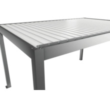 Detailný pohľad na terasové zastrešenie s hliníkovým rámom a priesvitnými panelmi