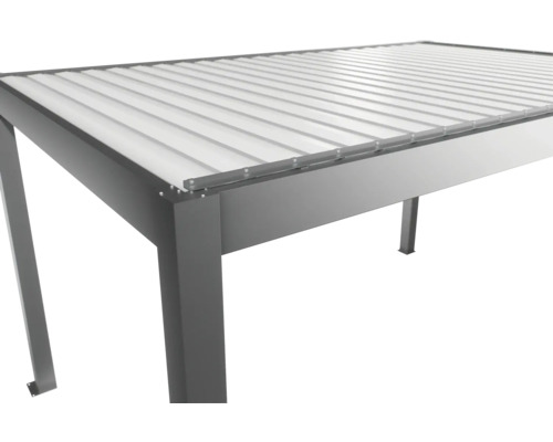 Detailný pohľad na terasové zastrešenie s hliníkovým rámom a priesvitnými panelmi