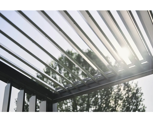 Detailný pohľad na pergolu s nastaviteľnými lamelami na reguláciu dopadu svetla