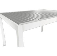 Detail obdĺžnikového altánku s kovovou strechou