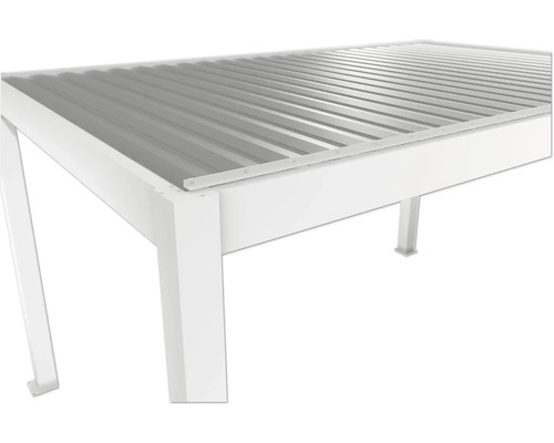 Detail obdĺžnikového altánku s kovovou strechou