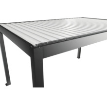 Detailný pohľad na altánok s lamelovou strechou