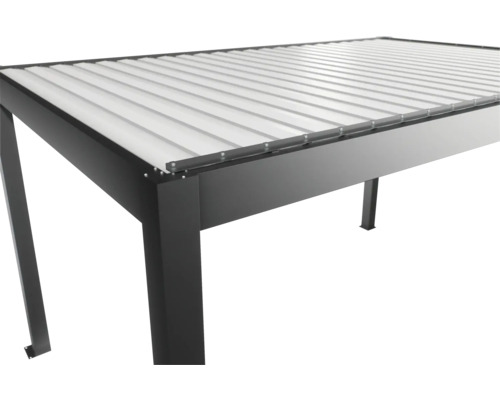 Detailný pohľad na altánok s lamelovou strechou