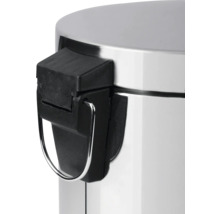 Detailný pohľad na veko a mechanizmus pedálového koša z kovu